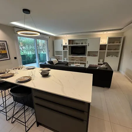 Modern T3 Renovated With New Pool Terrace And Box * Ecully